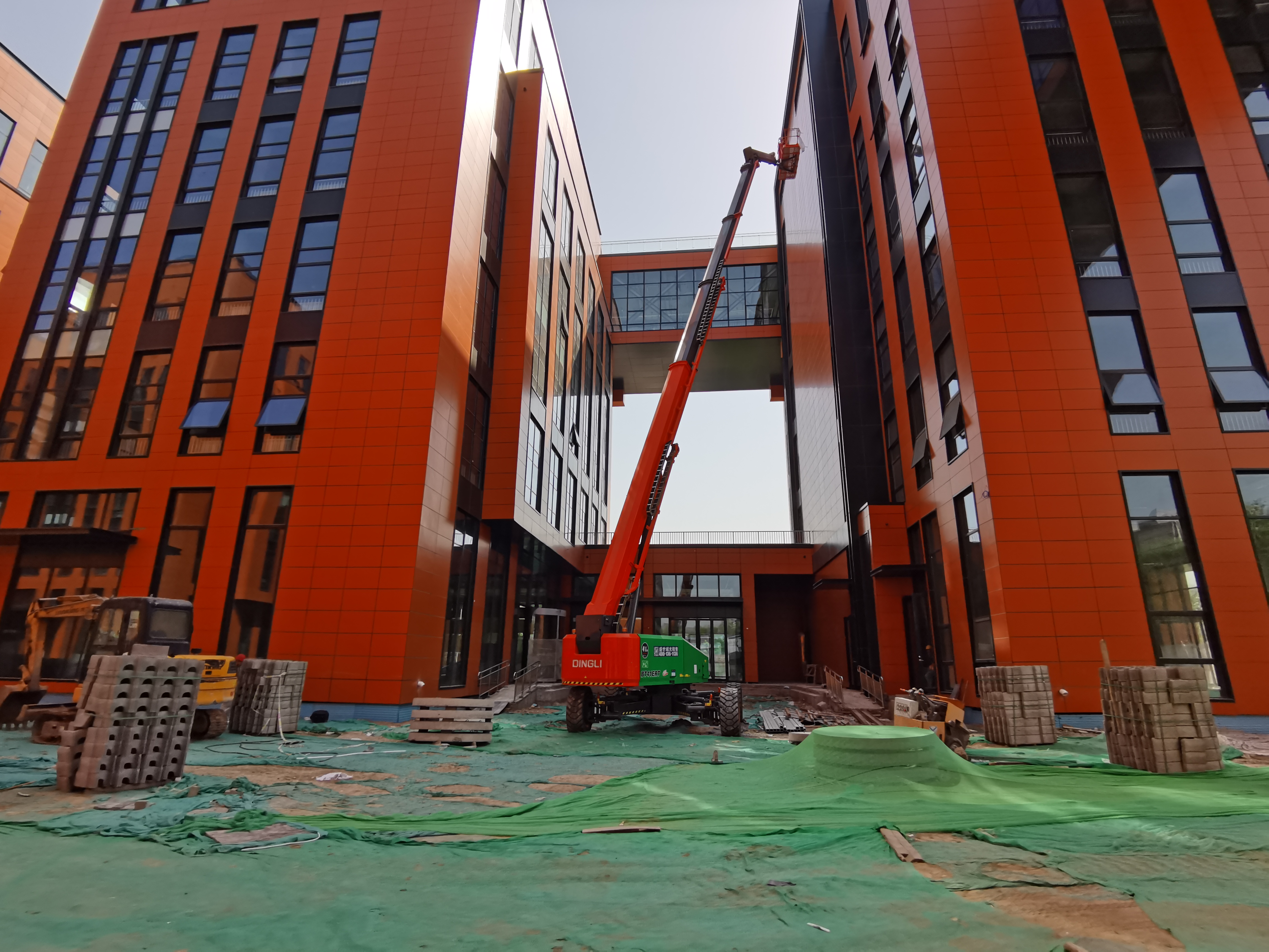 43米電動(dòng)直臂式升降車