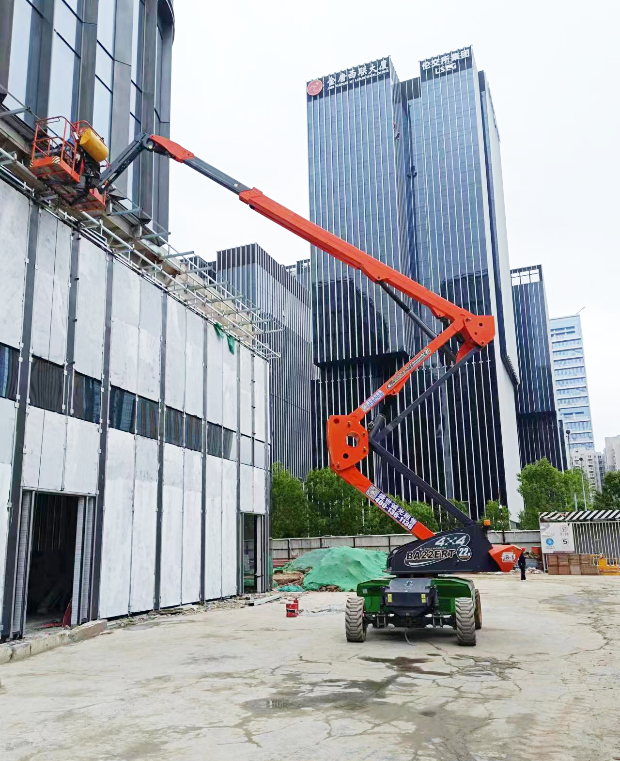 22米電動(dòng)曲臂式升降車
